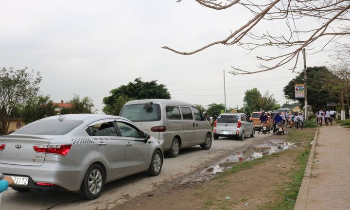 Đường liên thôn ở Hải Phòng ngày đêm 'oằn mình' trước dòng xe trốn trạm thu phí QL10