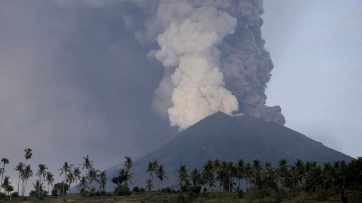 Indonesia: Núi lửa phun trào, cột bụi cao 2km, hàng nghìn mặt nạ chống độc được phát cho người dân