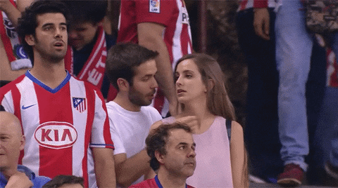 'Cô gái dỗi hờn không cho bạn trai hôn' hot nhất chung kết Champions League