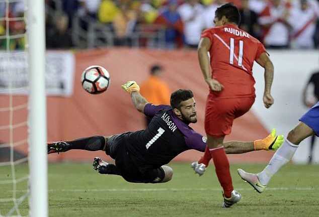 Cận cảnh 'bàn thắng bẩn' loại Brazil khỏi Copa America