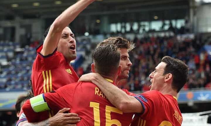 Pique hạ 'người nhện' Petr Cech, Tây Ban Nha nhọc nhằn giành 3 điểm