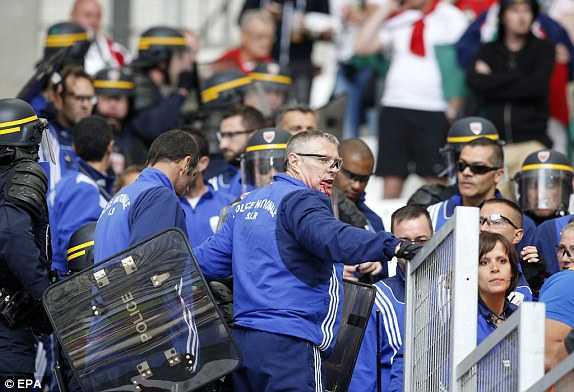 CĐV Hungary hung hăng làm loạn, đấm chảy máu mồm cảnh sát Pháp