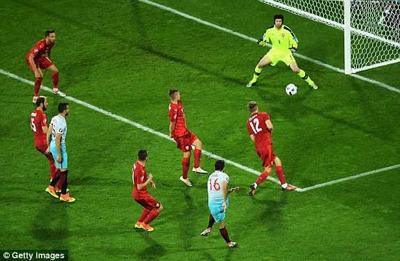 Bắn tan nát khung thành Petr Cech, Thổ Nhĩ Kỳ hồi sinh hi vọng vào vòng knock-out
