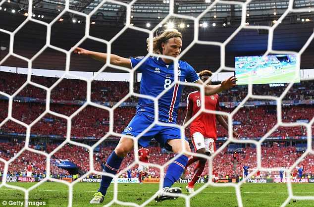 BLV phát cuồng khi Iceland ghi bàn phút 93