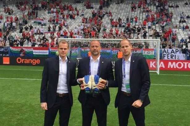 Tuyển Hungary dùng găng tay người chết làm bùa may mắn