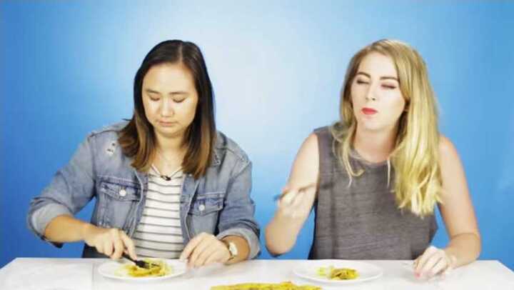 Xem clip người Mỹ thích thú ăn cơm tấm, bánh xèo Việt Nam