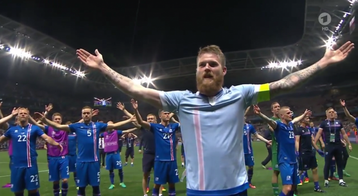 Màn ăn mừng nổi da gà của Iceland