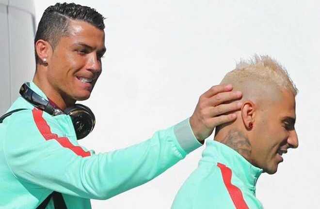Ronaldo-Quaresma: Bạn thân, phận trái ngược