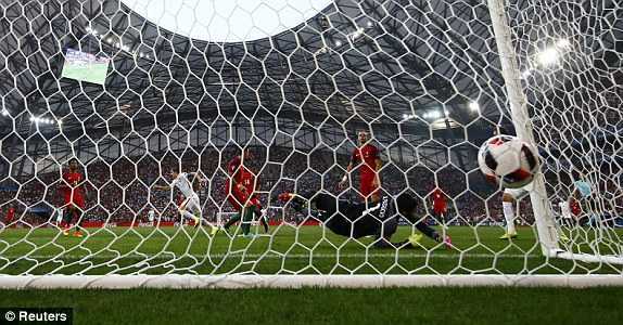 Lewandowski ghi bàn thắng nhanh thứ 2 lịch sử Euro