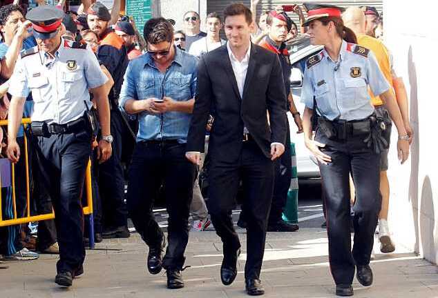 Messi trốn thuế bị phạt tù 21 tháng: Cha con Messi kháng cáo
