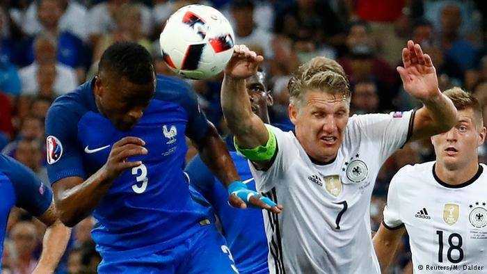 Trọng tài Italia cho Pháp hưởng phạt đền là chính xác