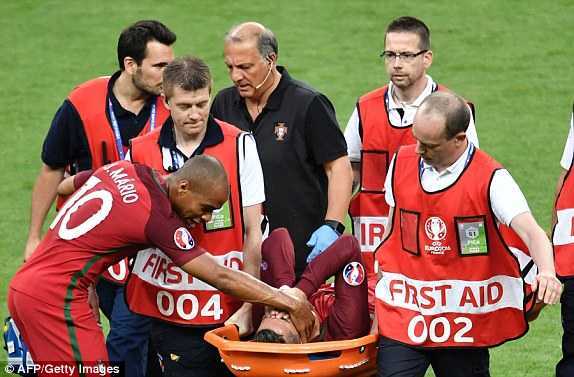 Xem lại cú va chạm khiến Ronaldo ứa nước mắt, đau đớn rời sân