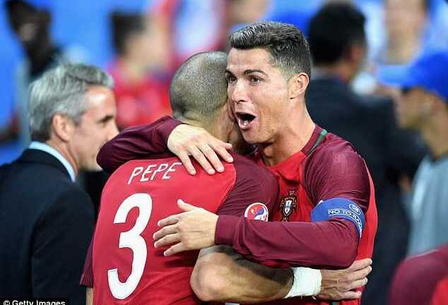 Ronaldo chỉ gặp may, chưa chắc vượt Messi giành Bóng vàng