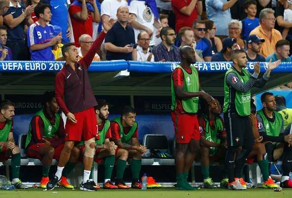 Ronaldo hò hét chỉ đạo đồng đội như HLV trưởng