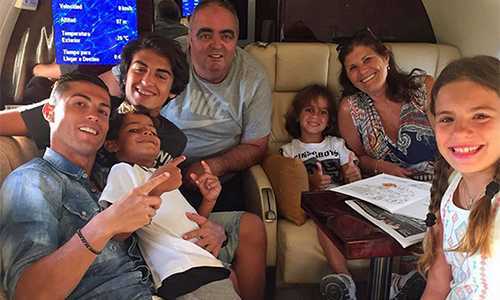 Ronaldo đưa cả nhà đi nghỉ hè bằng máy bay riêng