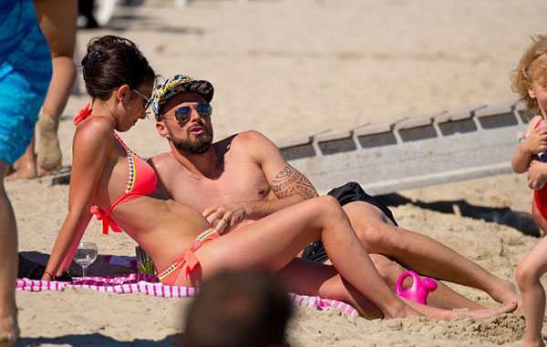 Giroud khoe cơ bắp, bạn gái xinh đẹp mặc bikini lộ bụng to