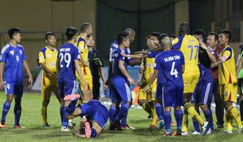 Trọng tài V-League dùng luật lạ, cầu thủ lại quây tròn phản đối