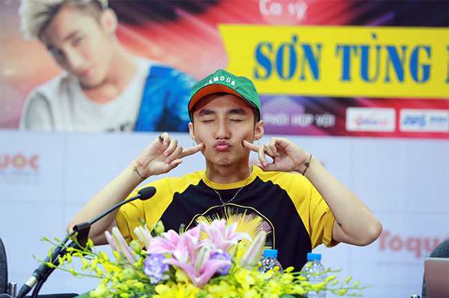 Ca sỹ Sơn Tùng M-TP đang giao lưu với độc giả Báo Điện tử Tổ Quốc