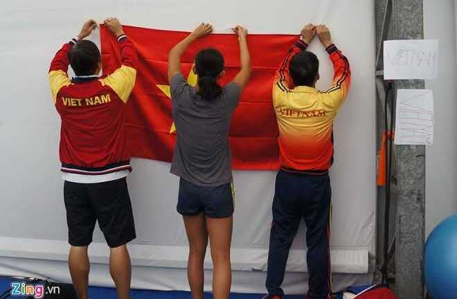 Thầy trò Ánh Viên treo cờ Tổ quốc trước mỗi buổi tập Olympic