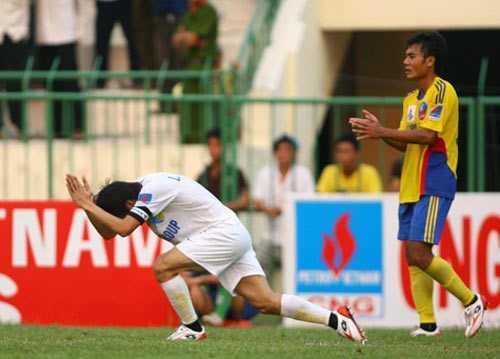 Công Vinh từng bị phạt thế nào khi vái sống trọng tài ở Việt Nam?