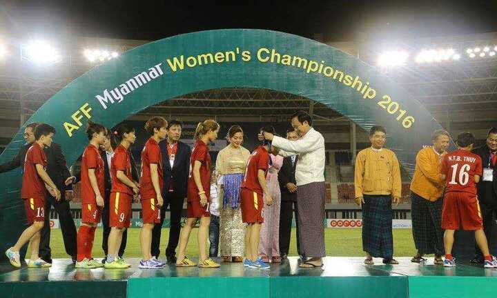 Cầu thủ nữ Việt Nam không muốn nhận huy chương vì quá bức xúc