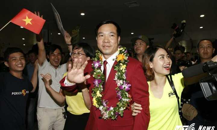 Hoàng Xuân Vinh: Phẳng như mặt hồ, lạnh như đá