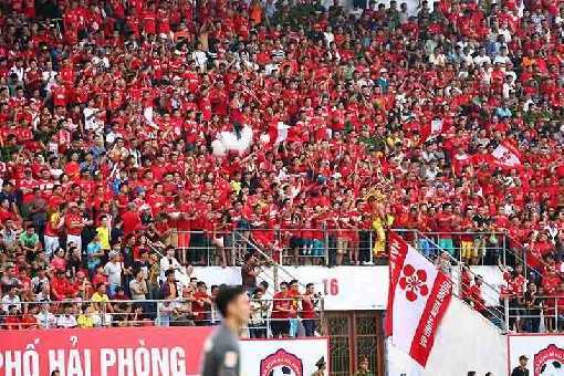 Để CĐV chửi bởi, đốt pháo sáng, sân Lạch Tray bị phạt nặng