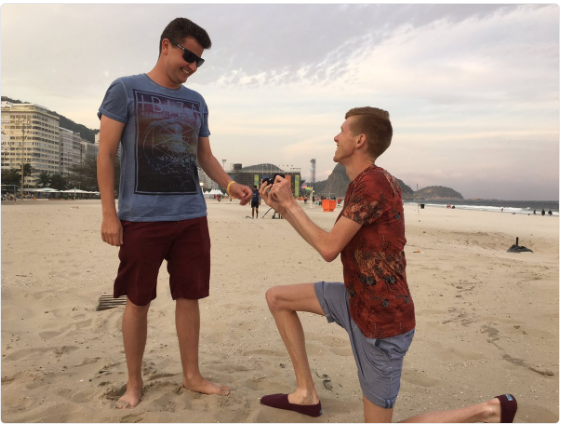 Olympic 2016: Nam VĐV đồng tính cầu hôn bạn trai trên bãi biển