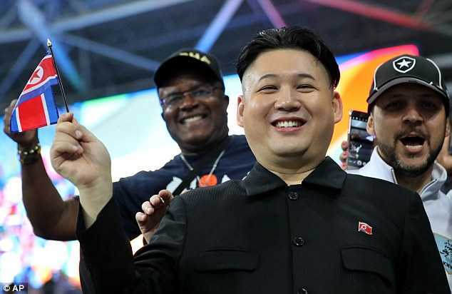 Ngỡ ngàng bản sao của chủ tịch Kim Jong-un diễu hành ở Olympic