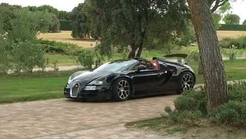Ronaldo khoe siêu xe Bugatti Veyron giá 1,7 triệu bảng