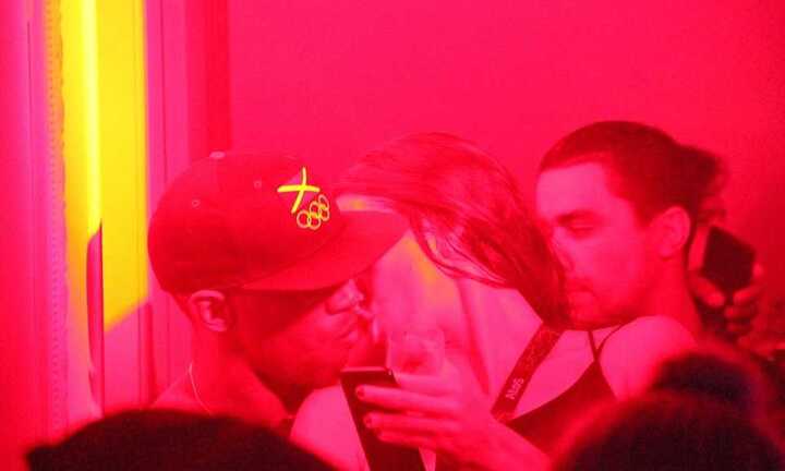 Usain Bolt hôn thắm thiết người đẹp tóc hung trước khi qua đêm với vợ trùm ma túy độc ác nhất Brazil