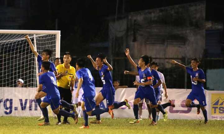 Cầu thủ U15 An Giang đánh đối thủ sau khi thua trận