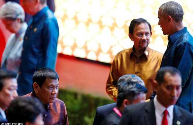 Ông Obama nói gì với Tổng thống Philippines trong 2 phút gặp mặt?