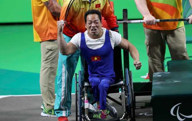 Clip: Khoảnh khắc Lê Văn Công giành huy chương vàng Paralympic 2016