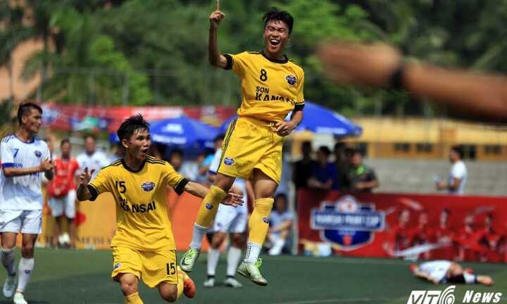 Denis Irwin vỗ tay khen ngợi đội vô địch Kansai Paint Cup