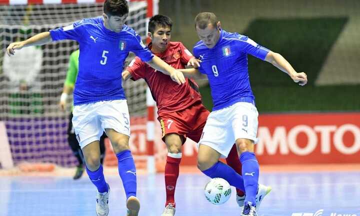 Futsal Việt Nam lập chiến công, trưởng đoàn Trần Anh Tú nghẹn ngào xúc động