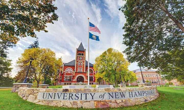 Trường đại học chi 1 triệu USD hiến tặng mua bảng điện tử cho sân bóng đá