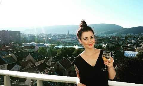 Valencia phản bội vợ, vui vẻ với nữ y tá sau trận thua Man City