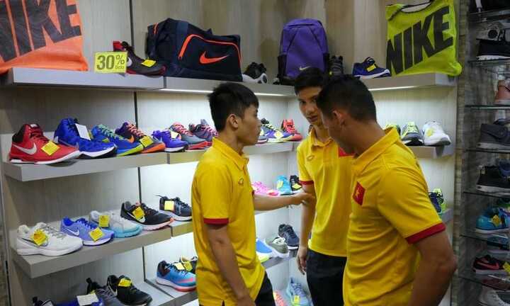 Tuyển Futsal Việt Nam tập hồi phục, shopping xả stress