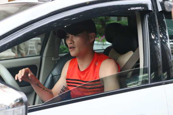 Công Vinh lái xe sang đến hội quân tuyển Việt Nam