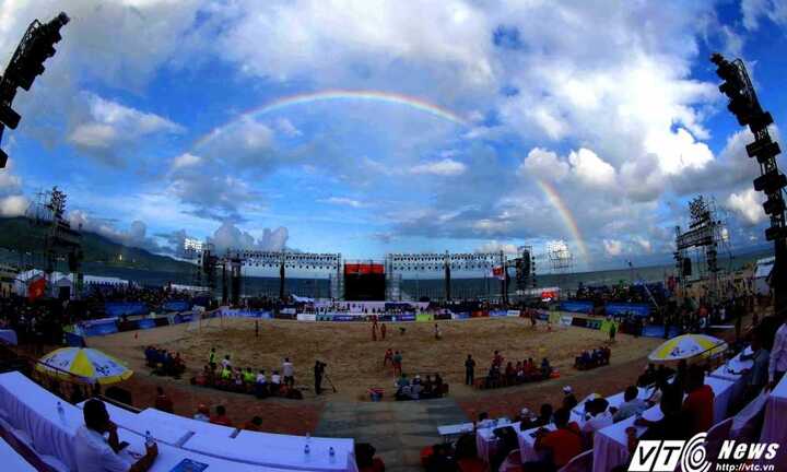 Tuyển Việt Nam thắng Lào trong ngày cầu vồng rực sáng