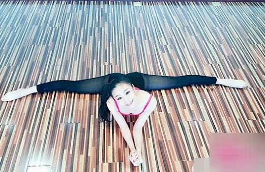 Mỹ nhân Trung Quốc nghiện xoạc chân hút triệu view