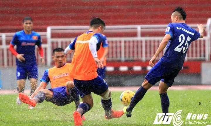 TP.HCM mưa to, tuyển Việt Nam loay hoay tìm sân cỏ nhân tạo để tập