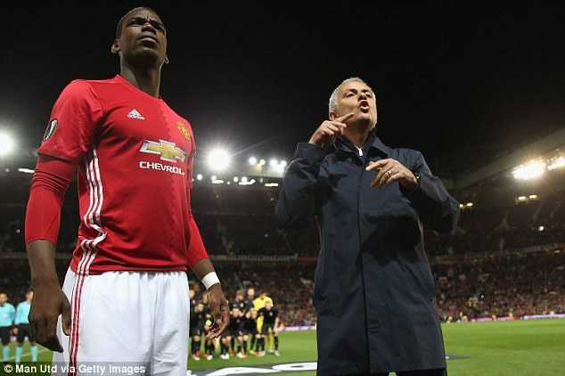 Pogba bị nhắc sai chiến thuật, Mourinho nổi giận quát trợ lý