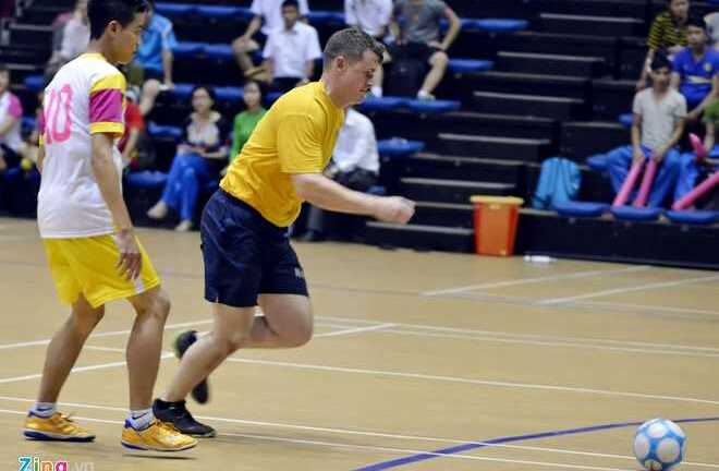 Hải quân tàu khu trục Mỹ đá bóng cùng sinh viên Đà Nẵng