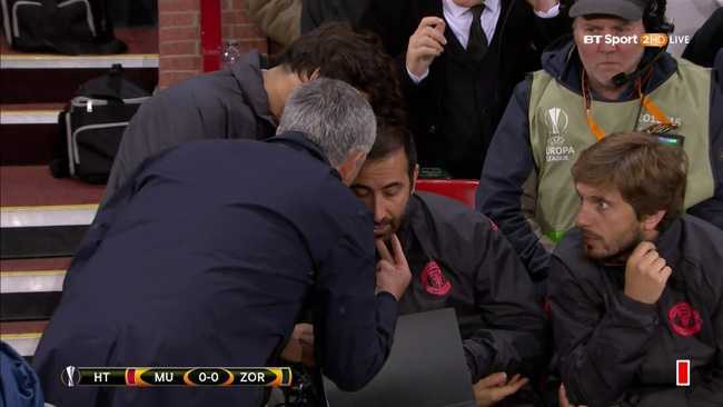 Vị trợ lý bị HLV Mourinho mắng như 