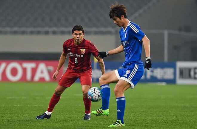 Bóng đá Trung Quốc: Ngoại binh sống như vua, cầu thủ Trung Quốc lười tập luyện