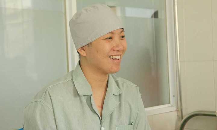 Lương hơn 1 triệu/tháng, không bảo hiểm y tế, hoa khôi đá cầu Việt Nam kiệt quệ chống chọi bệnh ung thư