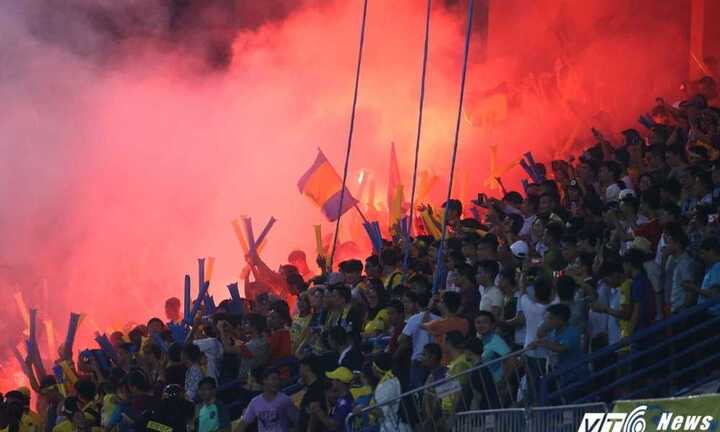 Báo Anh tả bóng đá Việt Nam: Gà kêu quang quác, nhảy tránh xe máy chạy quanh Hàng Đẫy