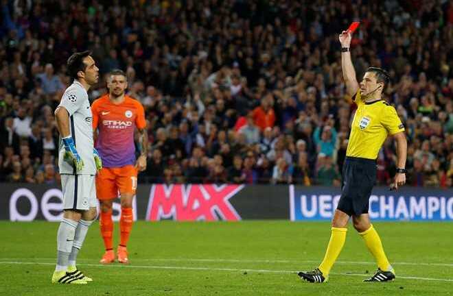 Thẻ đỏ của Claudio Bravo làm bẽ mặt Pep Guardiola